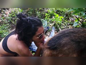 Lina and her dog give each other head in a tick zoo salon